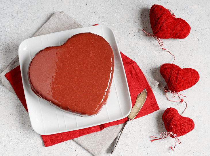 torta a forma di cuore con colorante rosso per dolci